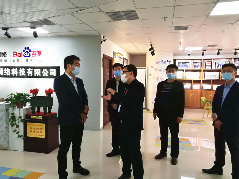 安陽市商務(wù)局副局長張躍勇，攜同天津伍創(chuàng)電子商務(wù)有限公司李富民一行蒞臨安陽青峰網(wǎng)絡(luò)參觀指導(dǎo)?。? /></a></div>
                	<div   id=